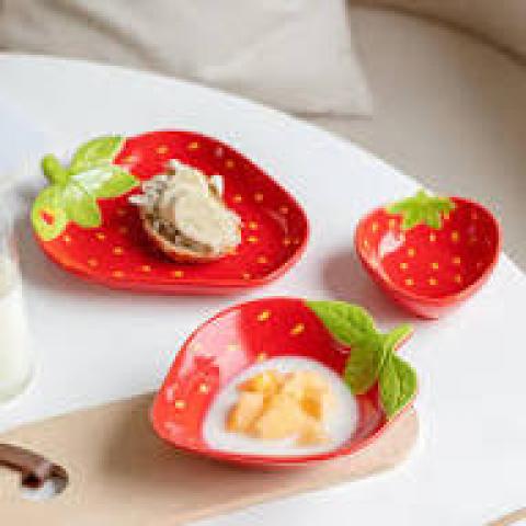 Тарелка клубника керамика 23х18см